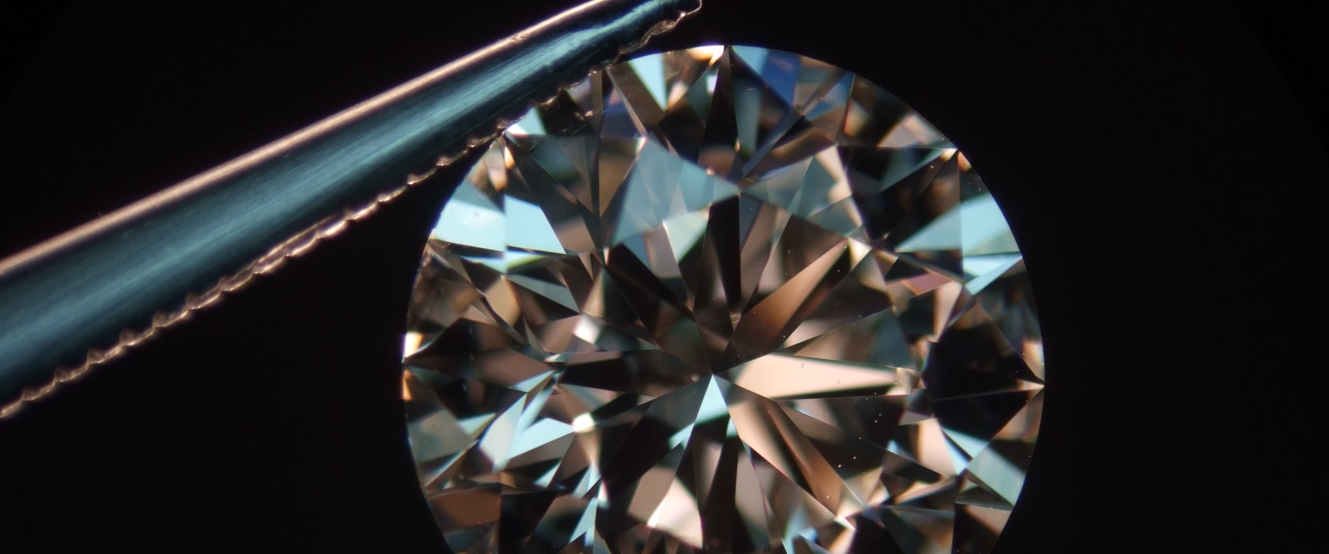 How do you determine if a diamond or sauce has been certified by an independent gemologist?